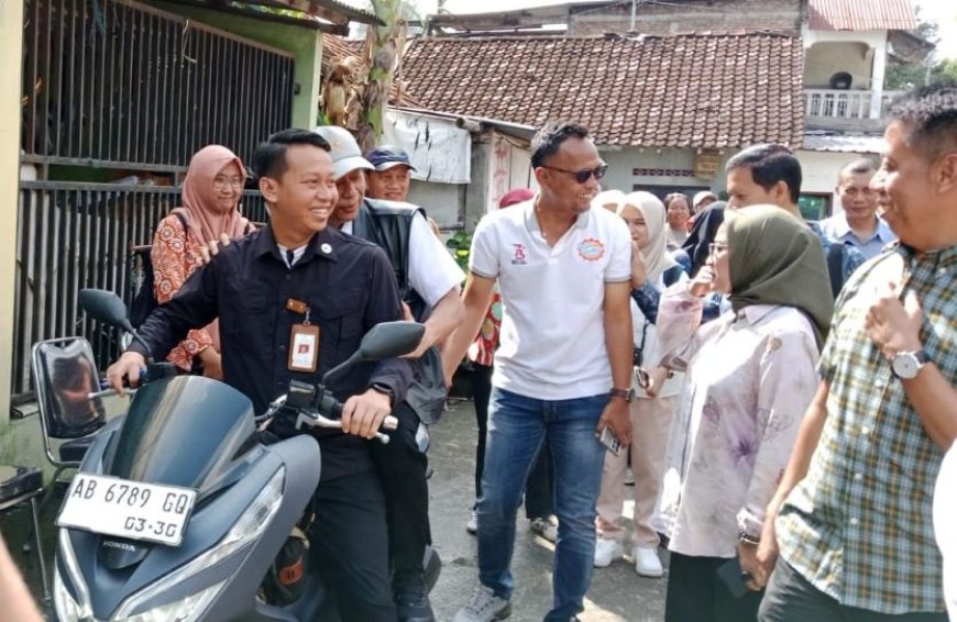 Membonceng Motor, Wamensos Agus Jabo Cek Rumah Calon Siswa Sekolah Rakyat