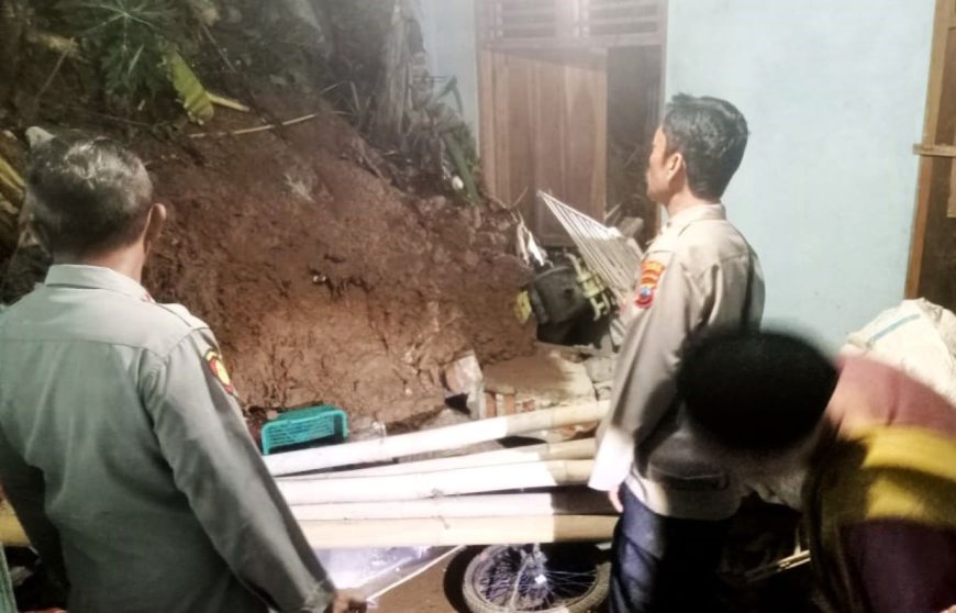 Lima Rumah di Kebumen Rusak Tertimpa Longsor dan Tersambar Petir