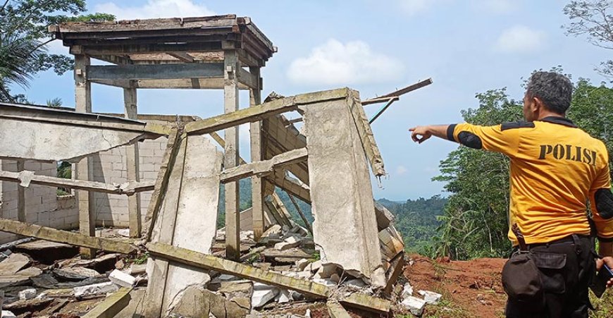Longsor di Bruno Purworejo, 2 Rumah Tertimbun dan Lainnya Rusak Berat