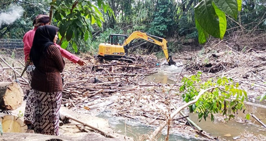 Berpotensi Sebabkan Banjir, Komisi A DPRD Pimpin Pembersihan Sampah Bambu di Sungai Kuning Berbah