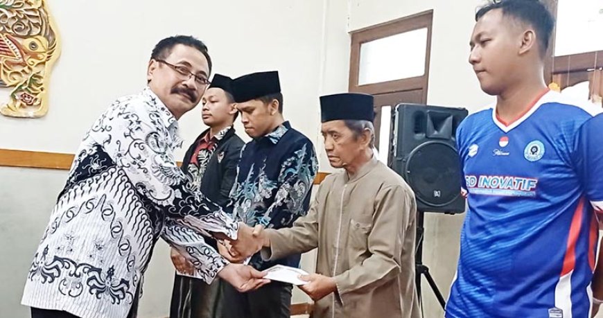 PGRI se Kedu Serahkan Bantuan untuk Korban Laka Maut Kalijambe
