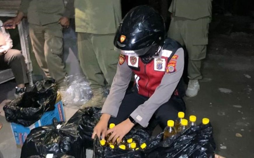 Miras Ratusan Botol Disita Petugas