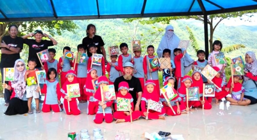 Komunitas SRMB Kebumen Ajak Siswa Mutiara Islam Melukis pada Kipas Bambu