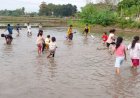 Usai Pemilihan RT, Warga Balong Bantul Turun ke Sawah Gogoh Ikan