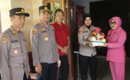Sambut Hari Bhayangkara ke-79, Kapolres Purworejo Kunjungi Anggota yang Sakit Menahun