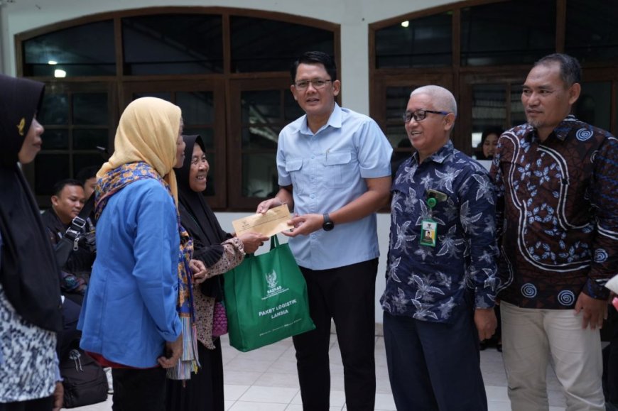Baznas Sleman Beri Bantuan Logistik untuk Lansia