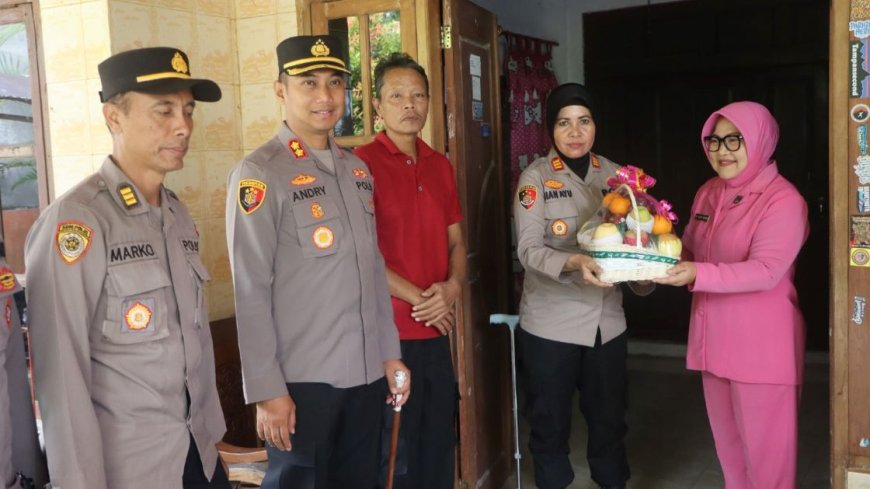 Sambut Hari Bhayangkara ke-79, Kapolres Purworejo Kunjungi Anggota yang Sakit Menahun