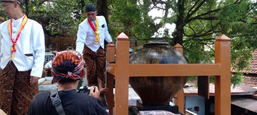 Ribuan Orang Memadati Makam Raja-raja Mataram, Demi Air Kurasan Enceh