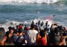 Ribuan Orang Berebut Tumpeng Sedekah Laut di Pantai Dewa Ruci