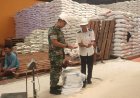 Dandim Kebumen Tinjau Pengemasan Bantuan Pangan Beras di Gudang Bulog