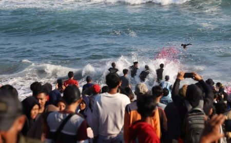 Ribuan Orang Berebut Tumpeng Sedekah Laut di Pantai Dewa Ruci
