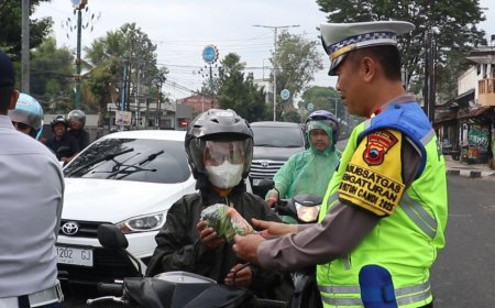 Polres Kebumen Sosialisasi Operasi Patuh Candi Sambil Berbagi Sayuran, Jamu dan Cokelat