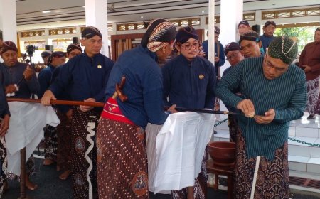 Prosesi Siraman Tombak Agnya Murni Pusaka Kabupaten Bantul Diiringi Gamelan