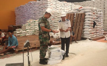 Dandim Kebumen Tinjau Pengemasan Bantuan Pangan Beras di Gudang Bulog