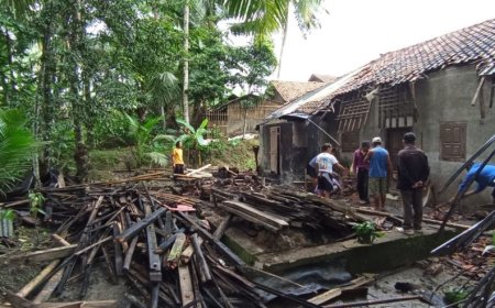 Hujan Ekstrem di Kebumen Mengakibatkan Kerusakan Rumah dan Pohon Tumbang