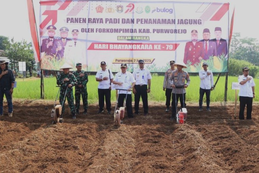 Kapolres Purworejo Pimpin Penanaman Jagung di Desa Kalimiru, untuk Ketahanan Pangan