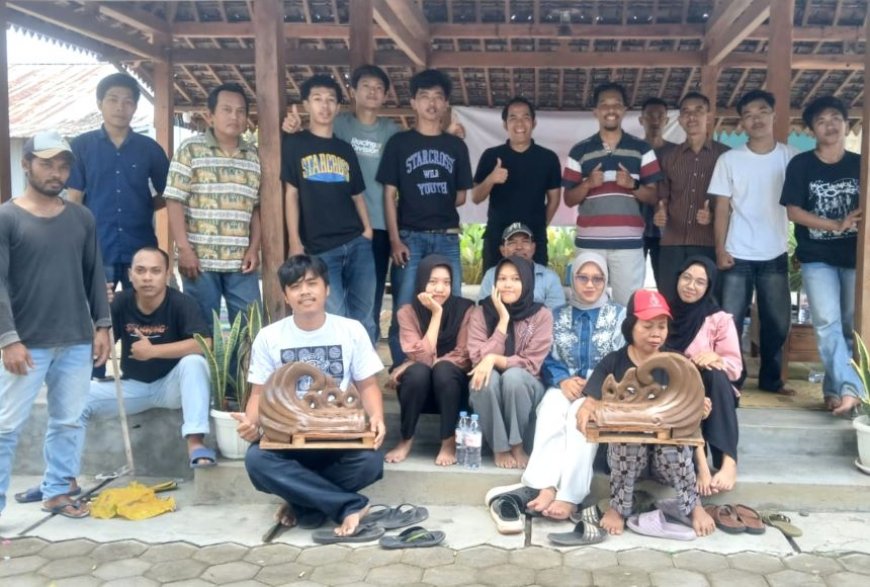 UMBY Dukung Generasi Muda Desa Kalongan Bantul Melestarikan Wuwung Hias