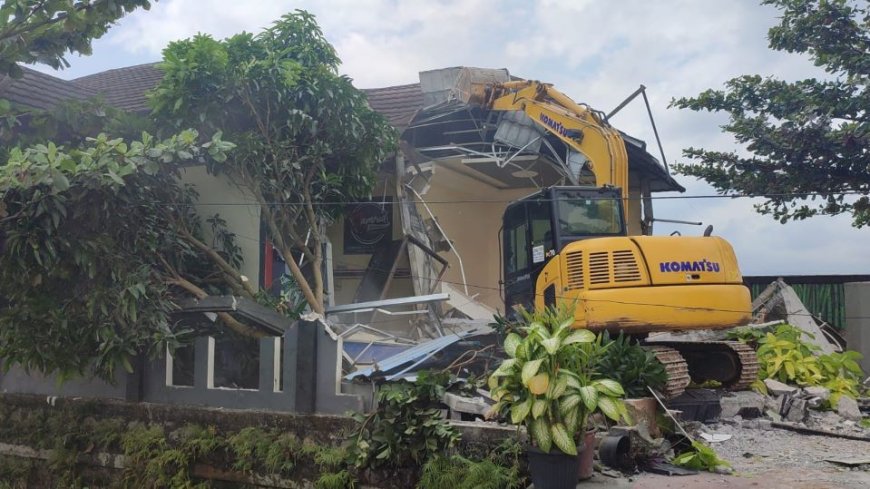 Dipantau Wakil Bupati, Bangunan Karaoke dan Rumah Tinggal di Purworejo Dibongkar
