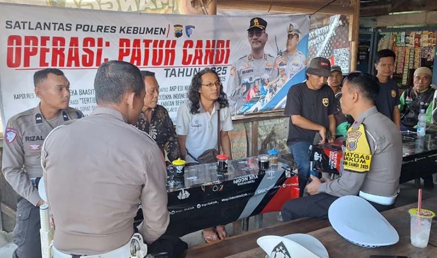 Sambil Ngopi Bareng, Polres Kebumen Sampaikan Pesan Keselamatan Lalu Lintas kepada Driver Ojek