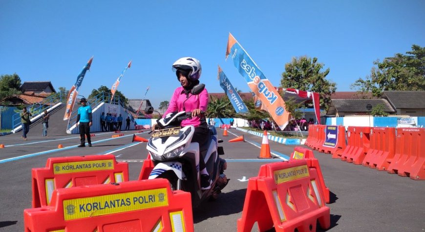 Antisipasi Kecelakaan, Ibu-ibu Bhayangkari Purworejo Peroleh Pelatihan Safety Riding