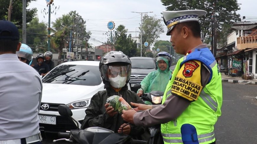 Polres Kebumen Sosialisasi Operasi Patuh Candi Sambil Berbagi Sayuran, Jamu dan Cokelat