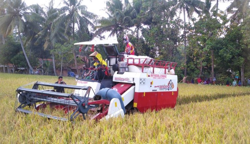 Warga Desa Dukuhdungus Purworejo Bertani dengan Alat Modern