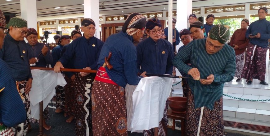 Prosesi Siraman Tombak Agnya Murni Pusaka Kabupaten Bantul Diiringi Gamelan
