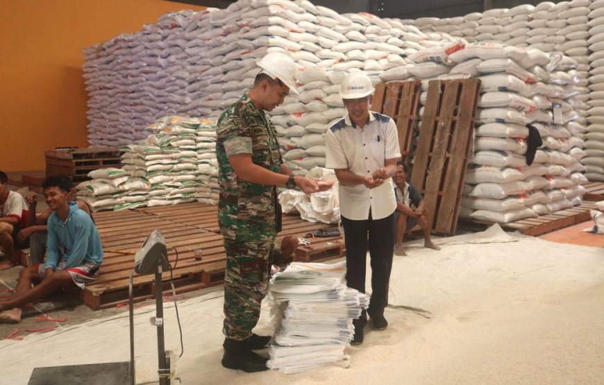 Dandim Kebumen Tinjau Pengemasan Bantuan Pangan Beras di Gudang Bulog