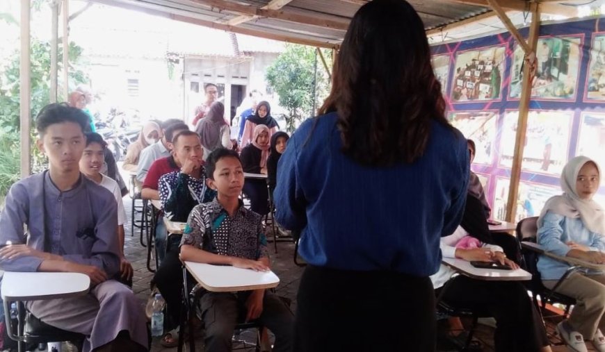 Tutor Asing Mengajar Bahasa Inggris di PKBM “Mandiri” Bantul