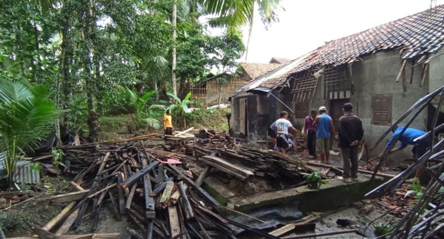 Hujan Ekstrem di Kebumen Mengakibatkan Kerusakan Rumah dan Pohon Tumbang
