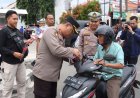 Polres Kebumen Bagikan Bendera Merah Putih kepada Pengguna Jalan