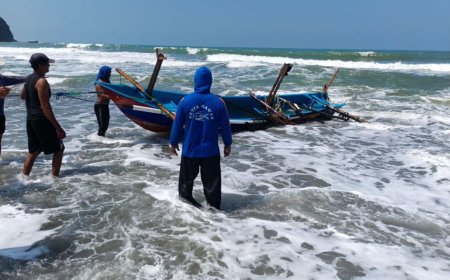 Arus Bawah Laut Menyulitkan Penyelam Saat Evakuasi Lima Perahu Tenggelam di Kebumen