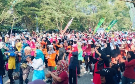 Senam Hari Koperasi di Pantai Cangkring Bertabur Hadiah