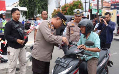 Polres Kebumen Bagikan Bendera Merah Putih kepada Pengguna Jalan