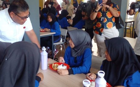 Kepala Staf Kepresidenan Kunjungi Sekolah Rakyat, "Boleh Makan Pakai Mi Ayam Ya, Pak..."