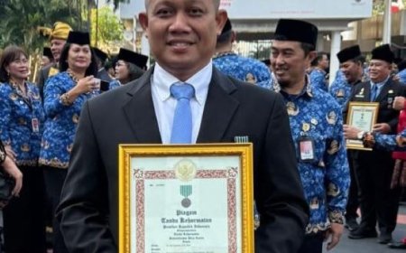 Bupati Kebumen Masa Jabatan 2021-2025 Arif Sugiyanto Menerima Penghargaan dari Presiden
