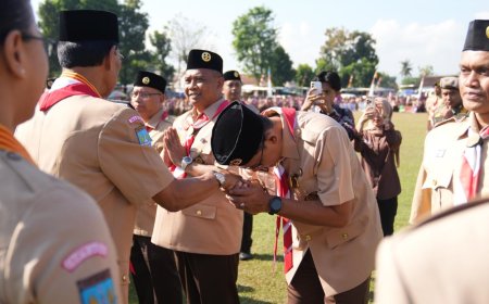 Bupati dan Wakil Bupati Sleman Menerima Penghargaan Lencana Darma Bakti