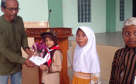 Kalurahan Sidomulyo Bantul Beri Beasiswa Siswa Berprestasi