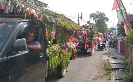 Kades Jatimulyo Kebumen Naik Kuda Pimpin Karnaval HUT RI
