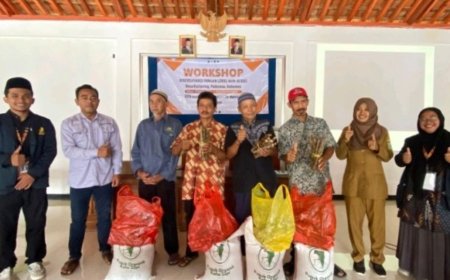 Produsen Pupuk Organik “Tumbuh Rejo” dan Mahasiswa IAI An-Nawawi Bantu Petani di Desa Kalijering