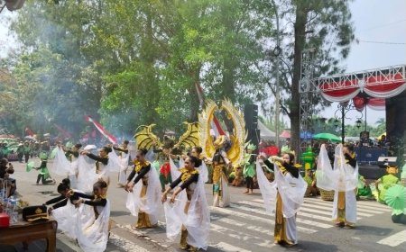 Jalanan di Kota Wates Penuh Pesona, Ribuan Warga Saksikan Karnaval Mahardika