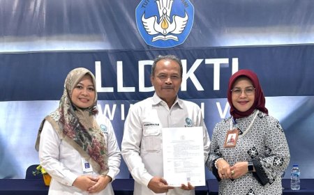 Rokhmad Budiyono Mantan Loper Koran Raih Gelar Associate Professor