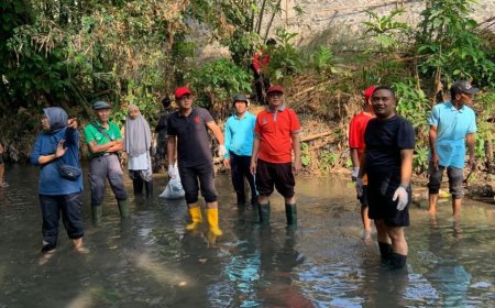 Merti Kali Grojogan 9, Wabup Sleman Danang Maharsa Ikut Bersihkan Sampah di Sungai