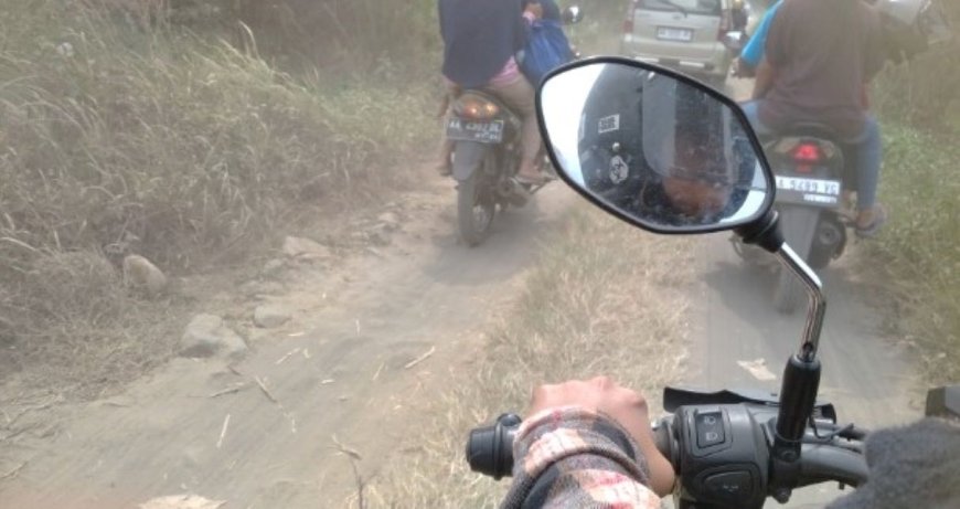 Jalan Masuk Pantai Ketawang Purworejo Berdebu, Licin Saat Hujan