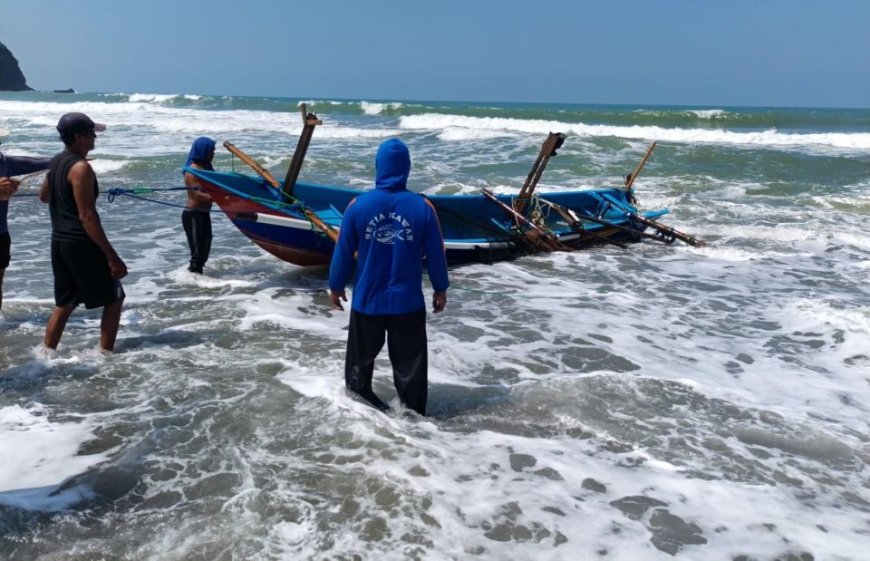 Arus Bawah Laut Menyulitkan Penyelam Saat Evakuasi Lima Perahu Tenggelam di Kebumen