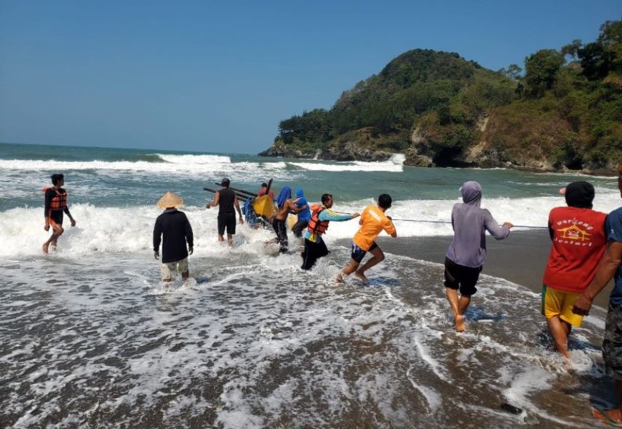 Arus Bawah Laut Menyulitkan Penyelam Saat Evakuasi Lima Perahu Tenggelam di Kebumen