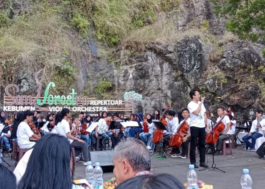Kebumen Violin Orchestra Konser di Alam Terbuka Waduk Sempor