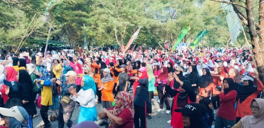 Senam Hari Koperasi di Pantai Cangkring Bertabur Hadiah