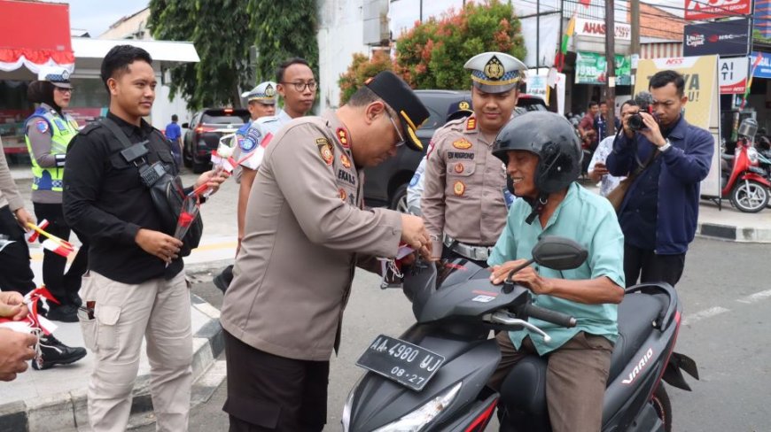 Polres Kebumen Bagikan Bendera Merah Putih kepada Pengguna Jalan
