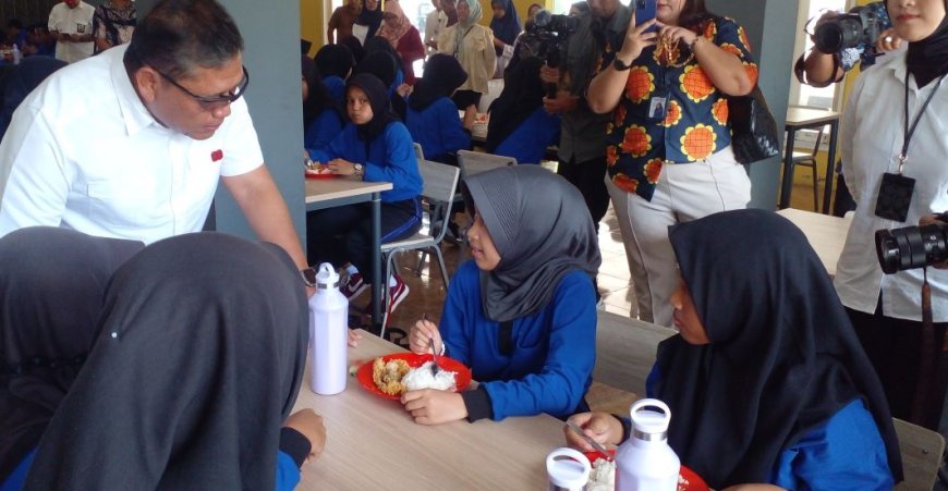 Kepala Staf Kepresidenan Kunjungi Sekolah Rakyat, "Boleh Makan Pakai Mi Ayam Ya, Pak..."